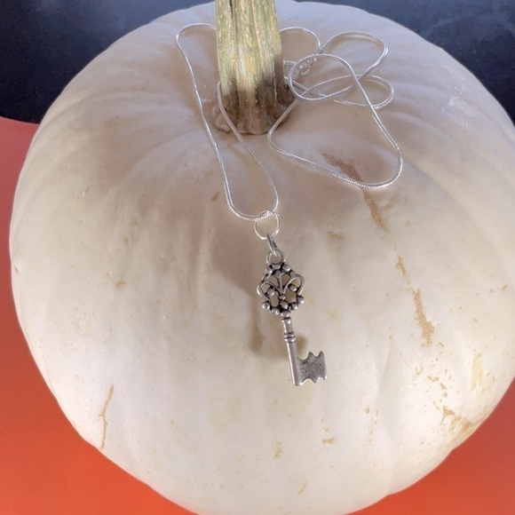Vintage Jewelry - VINTAGE KEY CHARM